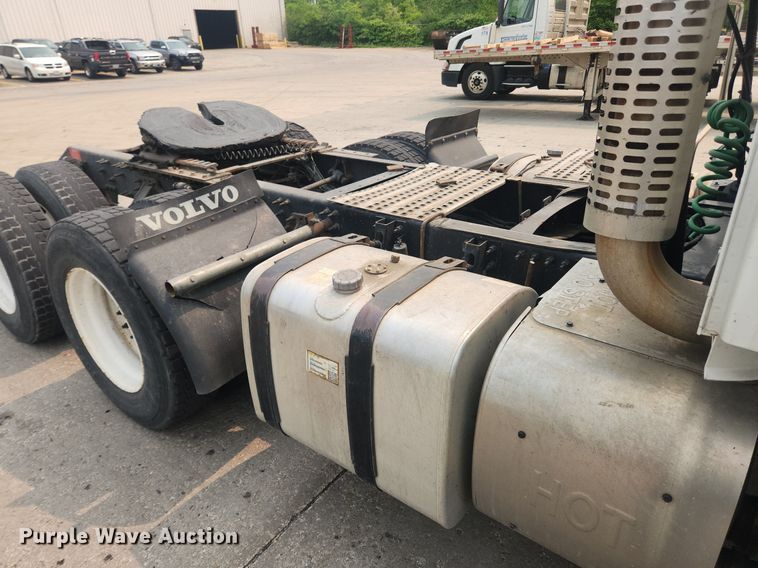 image for item LX9713 2016 Volvo VNL  semi truck