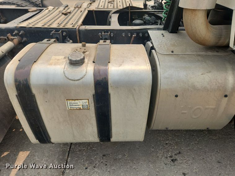 image for item LX9713 2016 Volvo VNL  semi truck