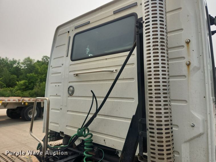 image for item LX9713 2016 Volvo VNL  semi truck