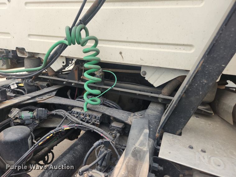 image for item LX9713 2016 Volvo VNL  semi truck