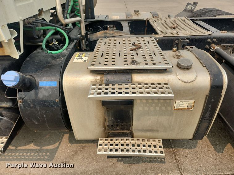 image for item LX9713 2016 Volvo VNL  semi truck