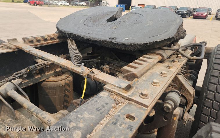 image for item LX9713 2016 Volvo VNL  semi truck