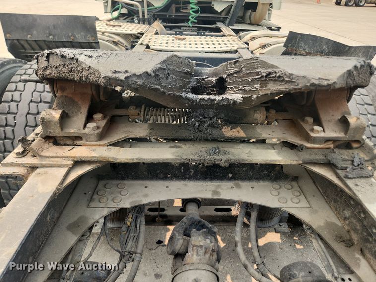 image for item LX9713 2016 Volvo VNL  semi truck