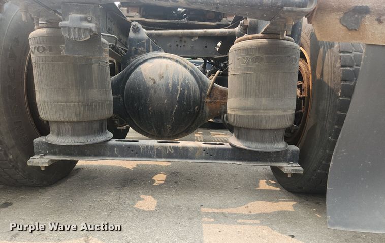 image for item LX9713 2016 Volvo VNL  semi truck