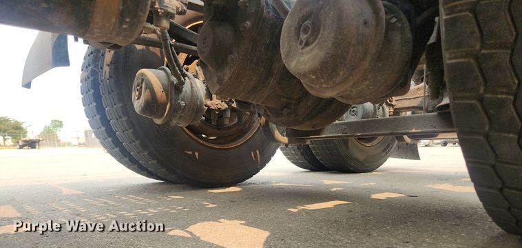 image for item LX9713 2016 Volvo VNL  semi truck