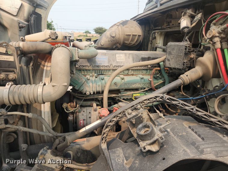 image for item LX9713 2016 Volvo VNL  semi truck