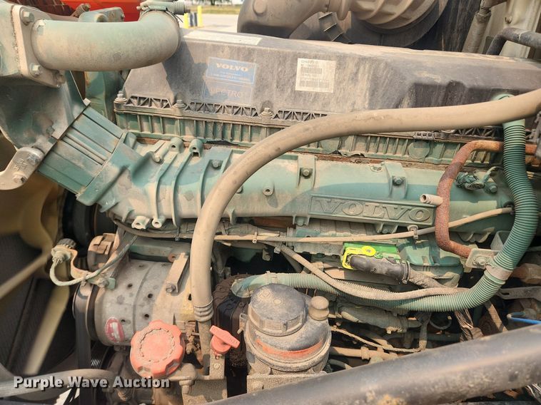 image for item LX9713 2016 Volvo VNL  semi truck