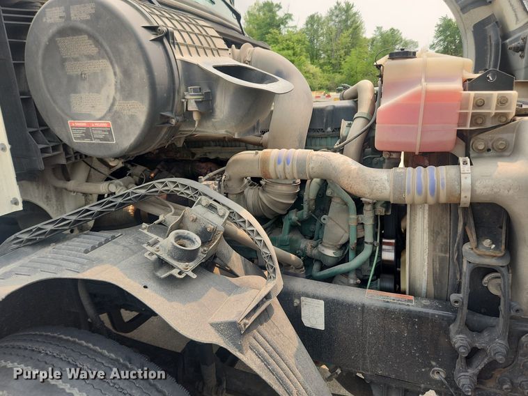 image for item LX9713 2016 Volvo VNL  semi truck