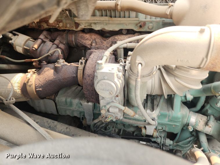 image for item LX9713 2016 Volvo VNL  semi truck