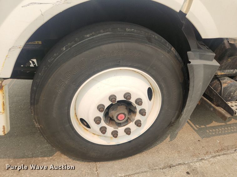 image for item LX9713 2016 Volvo VNL  semi truck