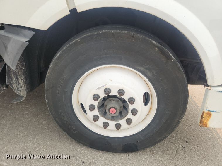 image for item LX9713 2016 Volvo VNL  semi truck