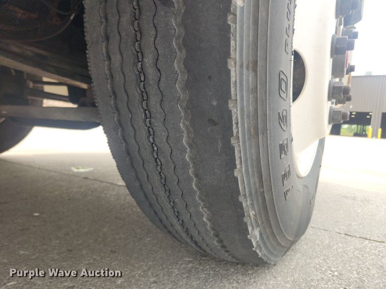 image for item LX9713 2016 Volvo VNL  semi truck