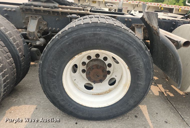 image for item LX9713 2016 Volvo VNL  semi truck