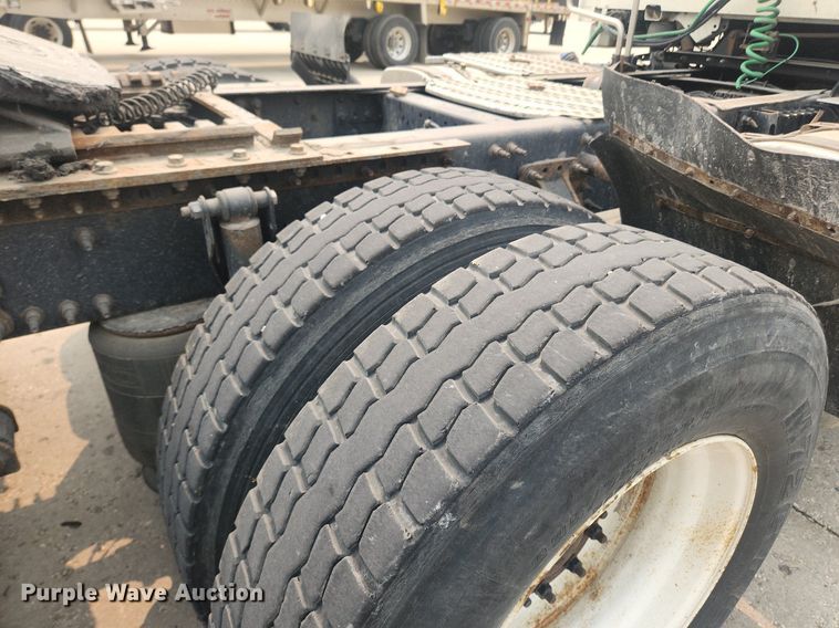 image for item LX9713 2016 Volvo VNL  semi truck