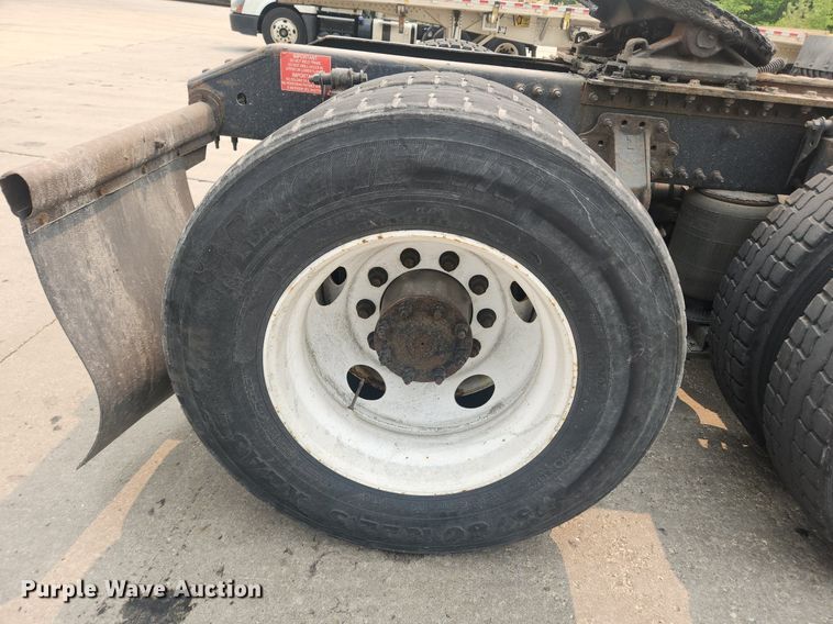 image for item LX9713 2016 Volvo VNL  semi truck