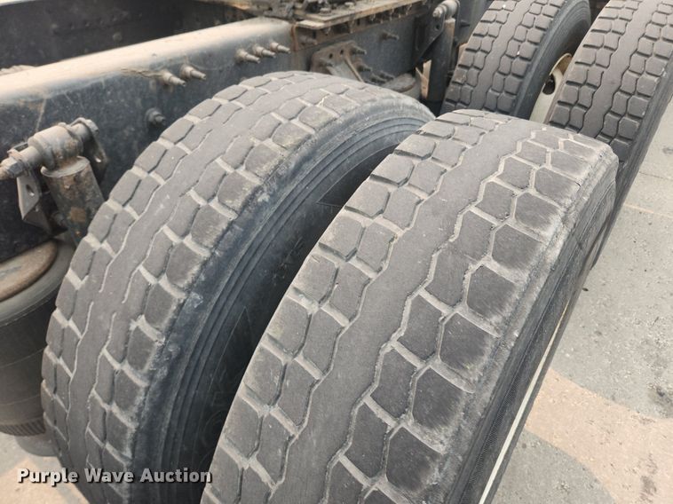 image for item LX9713 2016 Volvo VNL  semi truck