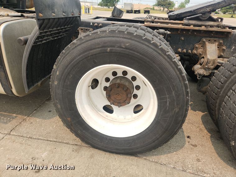 image for item LX9713 2016 Volvo VNL  semi truck