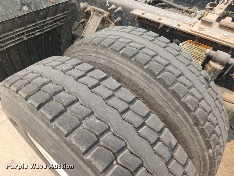 image for item LX9713 2016 Volvo VNL  semi truck