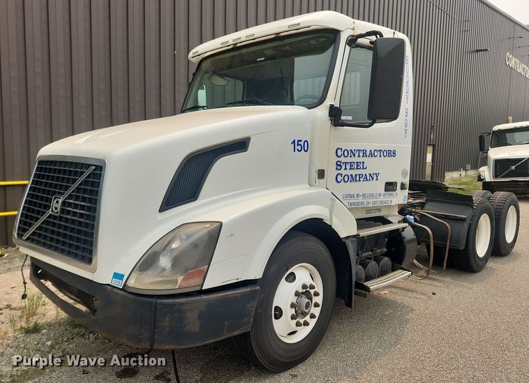 image for item LX9715 2013 Volvo VNL  semi truck