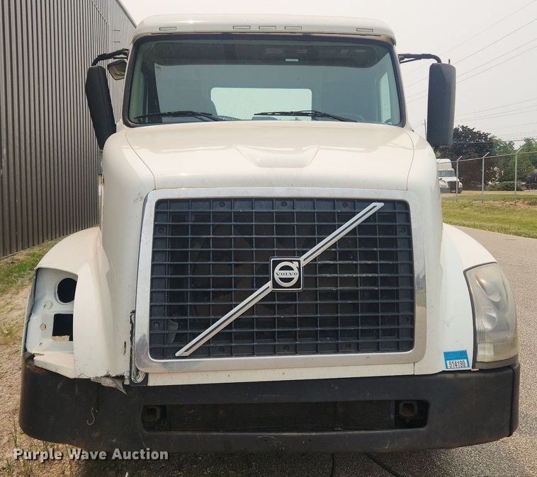 image for item LX9715 2013 Volvo VNL  semi truck
