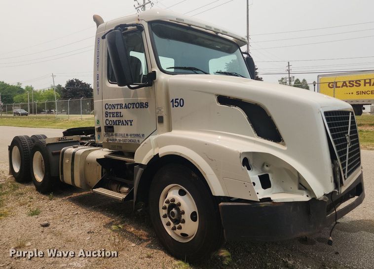 image for item LX9715 2013 Volvo VNL  semi truck