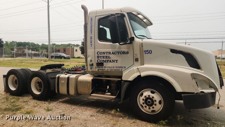 image for item LX9715 2013 Volvo VNL  semi truck