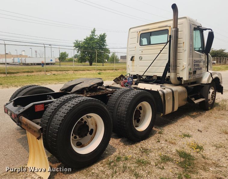 image for item LX9715 2013 Volvo VNL  semi truck