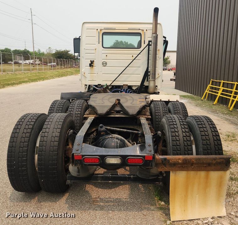 image for item LX9715 2013 Volvo VNL  semi truck