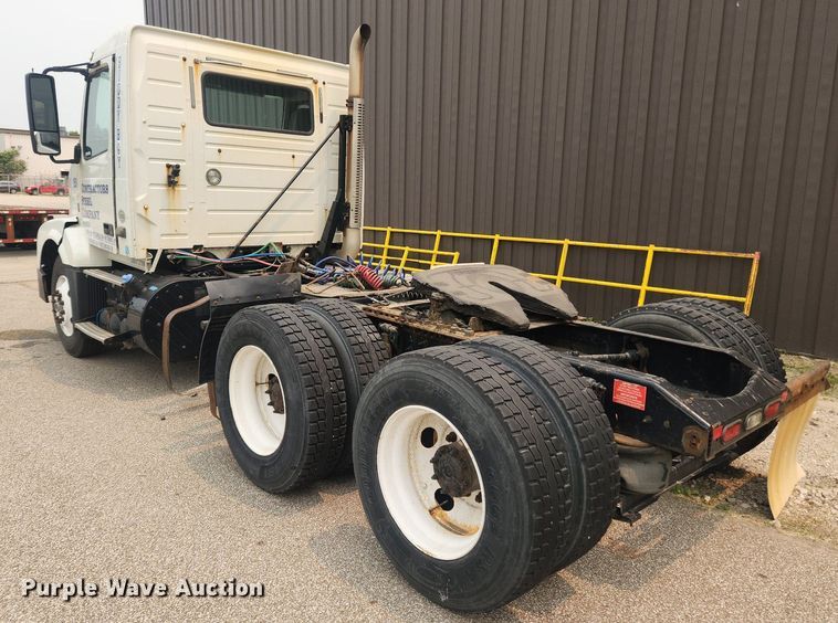 image for item LX9715 2013 Volvo VNL  semi truck