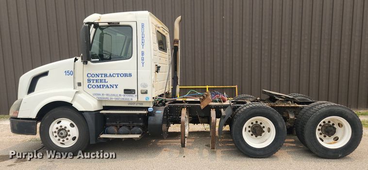 image for item LX9715 2013 Volvo VNL  semi truck