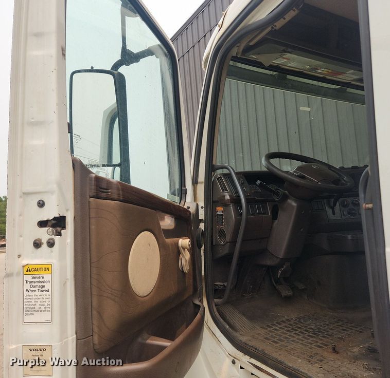 image for item LX9715 2013 Volvo VNL  semi truck