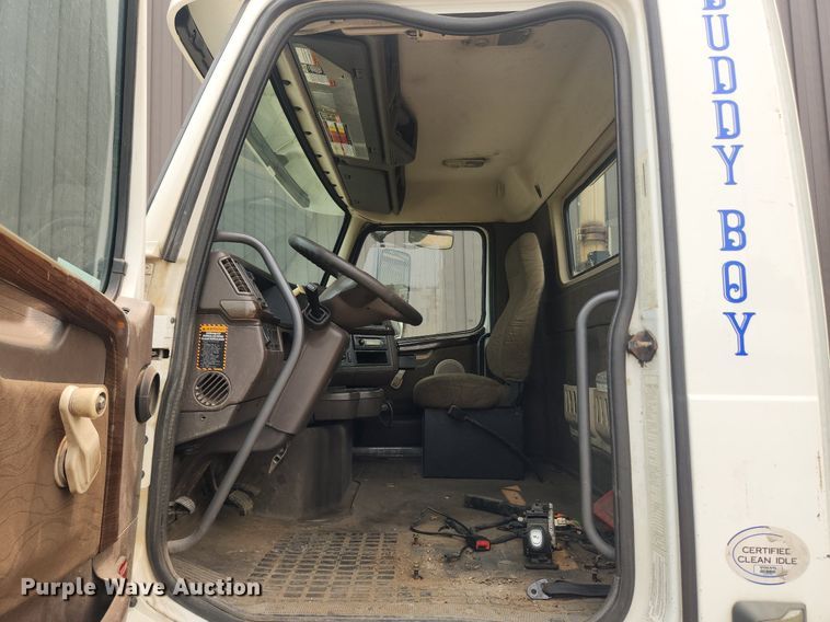 image for item LX9715 2013 Volvo VNL  semi truck