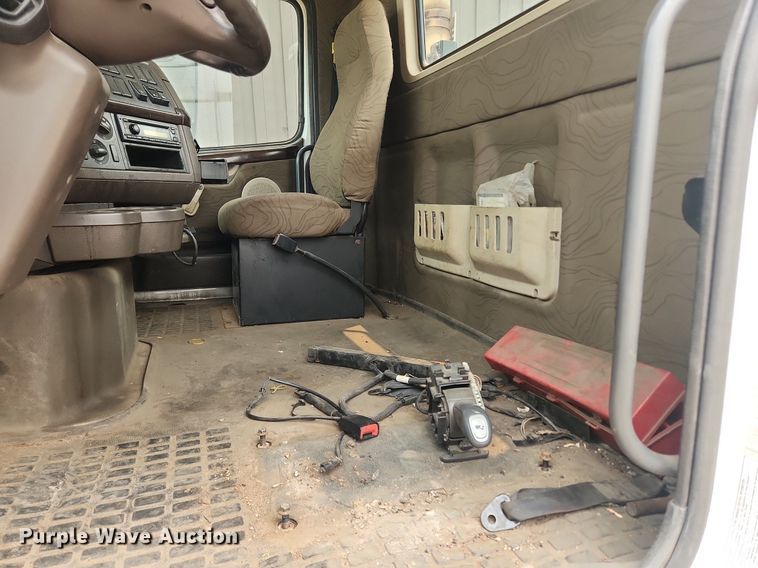 image for item LX9715 2013 Volvo VNL  semi truck