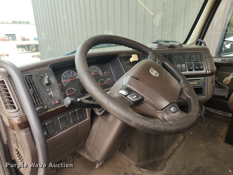 image for item LX9715 2013 Volvo VNL  semi truck