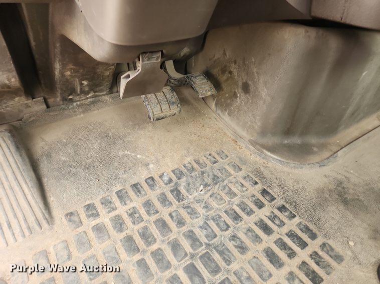 image for item LX9715 2013 Volvo VNL  semi truck