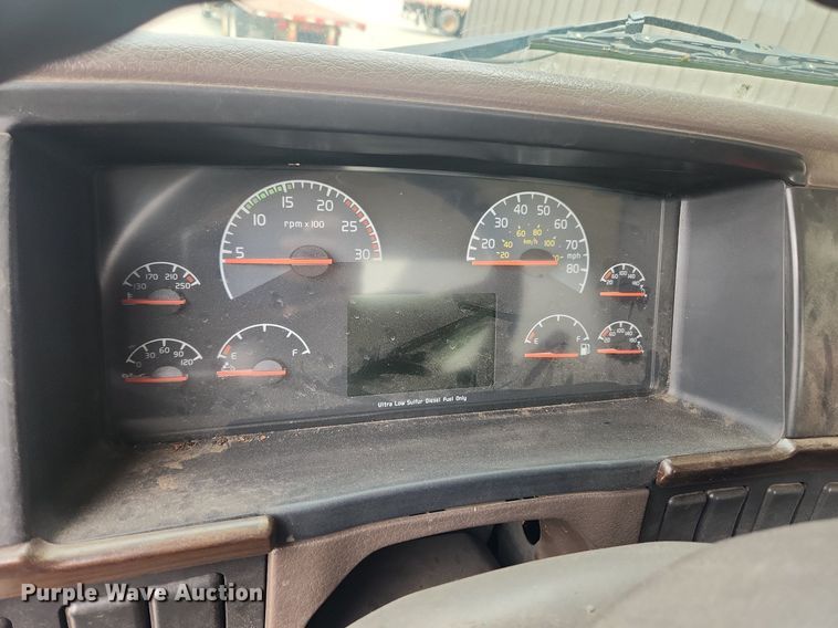 image for item LX9715 2013 Volvo VNL  semi truck