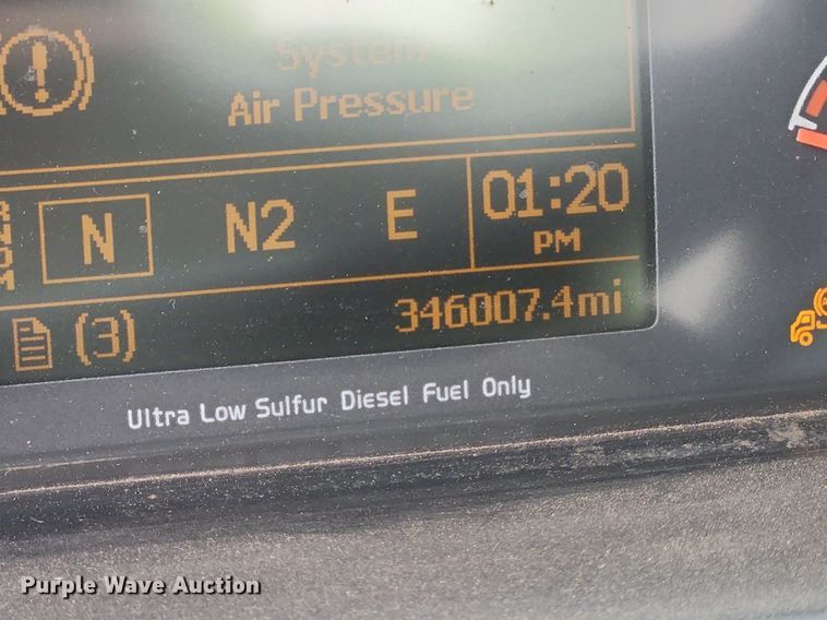 image for item LX9715 2013 Volvo VNL  semi truck