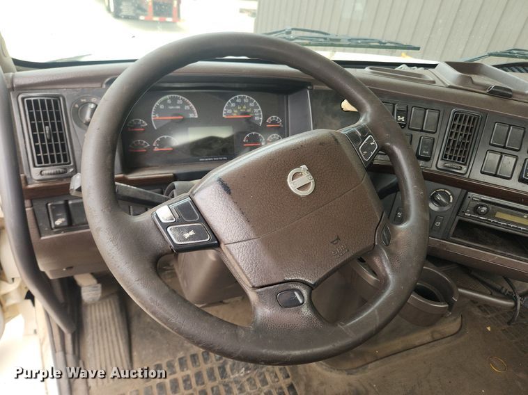 image for item LX9715 2013 Volvo VNL  semi truck