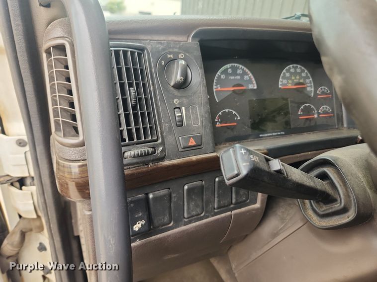 image for item LX9715 2013 Volvo VNL  semi truck