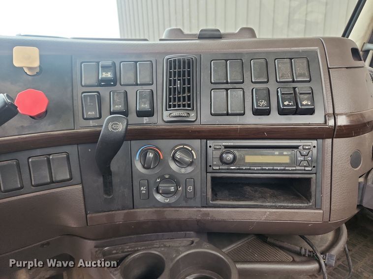 image for item LX9715 2013 Volvo VNL  semi truck