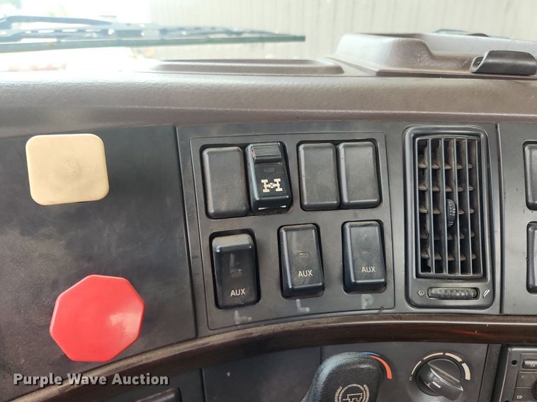 image for item LX9715 2013 Volvo VNL  semi truck