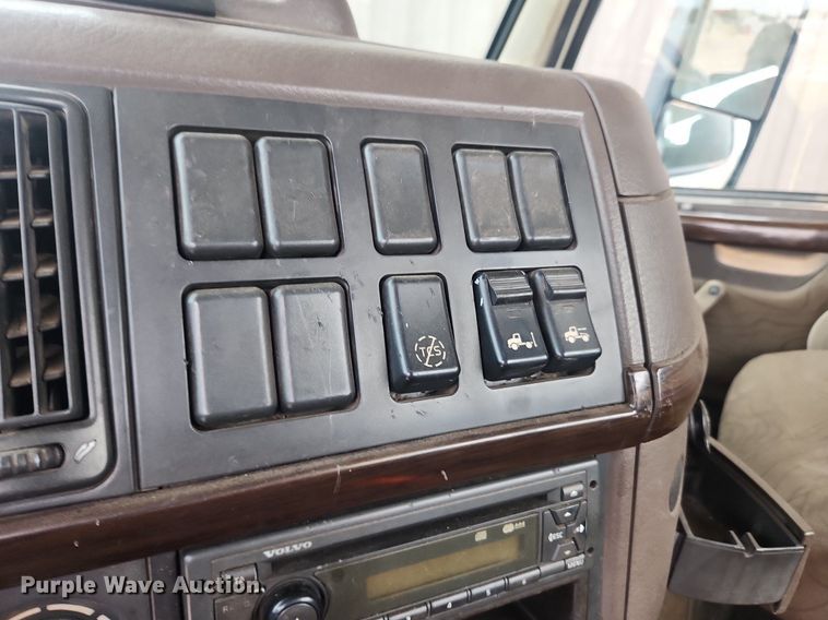 image for item LX9715 2013 Volvo VNL  semi truck