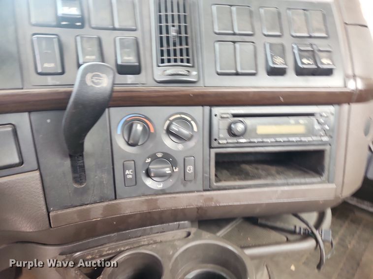 image for item LX9715 2013 Volvo VNL  semi truck