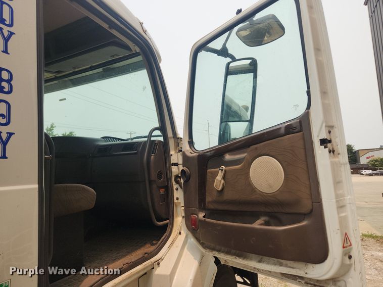 image for item LX9715 2013 Volvo VNL  semi truck