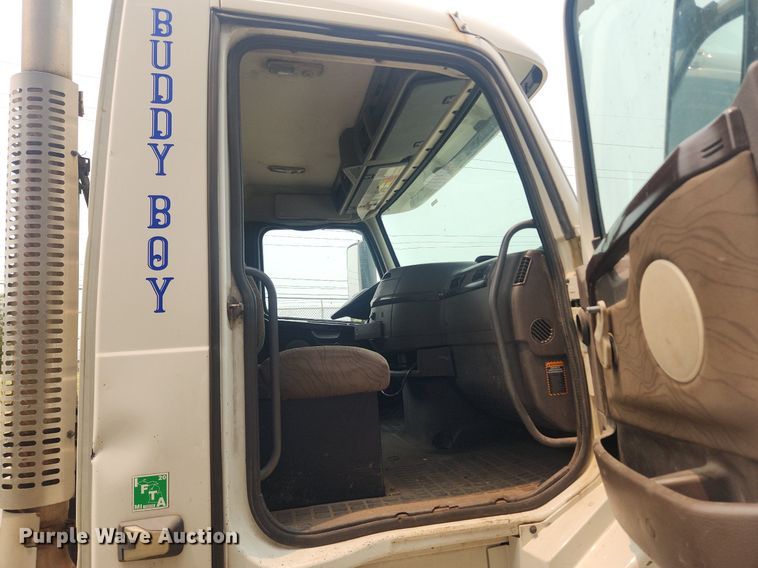 image for item LX9715 2013 Volvo VNL  semi truck