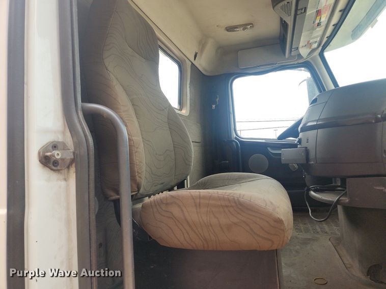 image for item LX9715 2013 Volvo VNL  semi truck