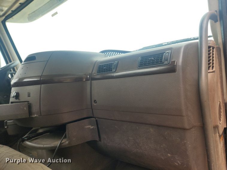 image for item LX9715 2013 Volvo VNL  semi truck