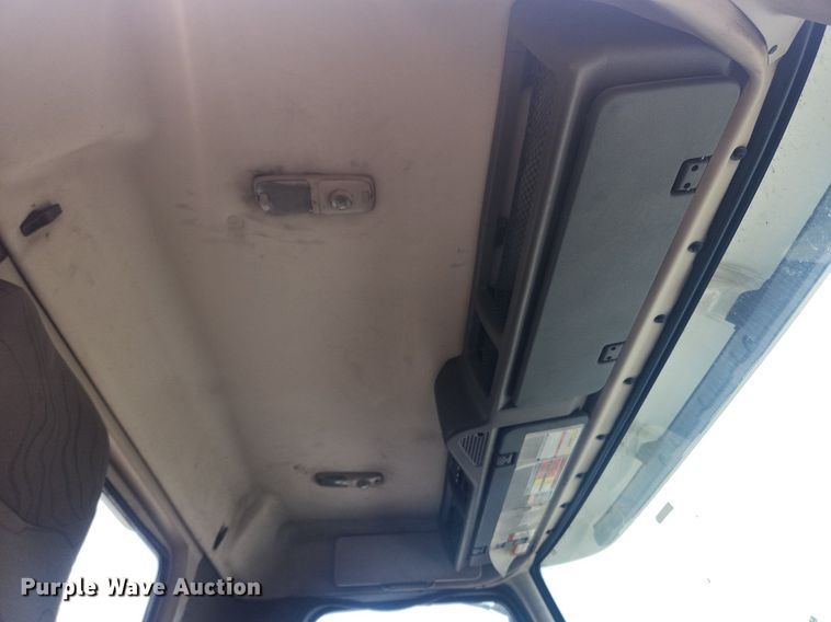 image for item LX9715 2013 Volvo VNL  semi truck