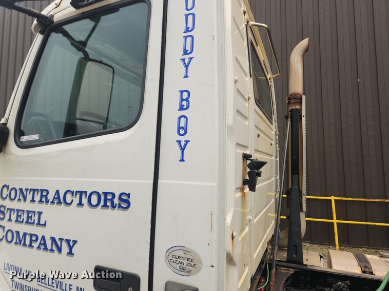 image for item LX9715 2013 Volvo VNL  semi truck