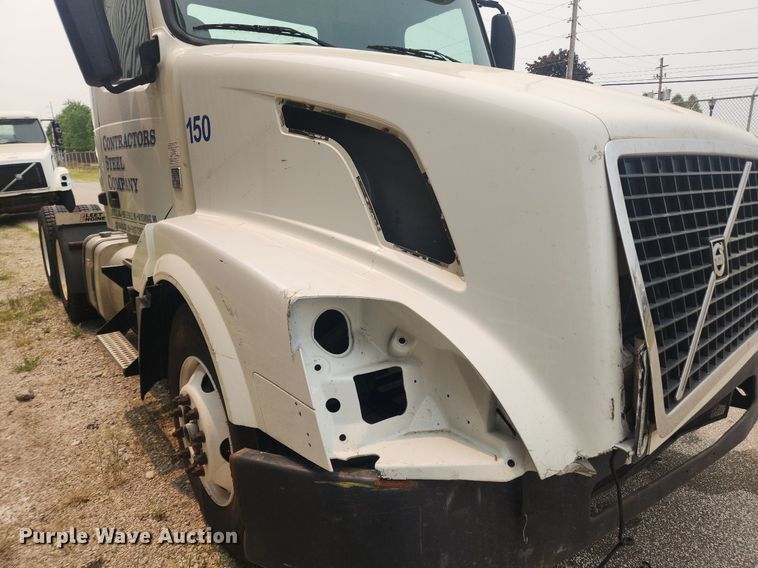 image for item LX9715 2013 Volvo VNL  semi truck